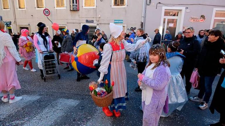 Sprehod otrok in varušk