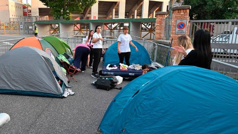 V pričakovanju na Williamsa prenočile v šotorih