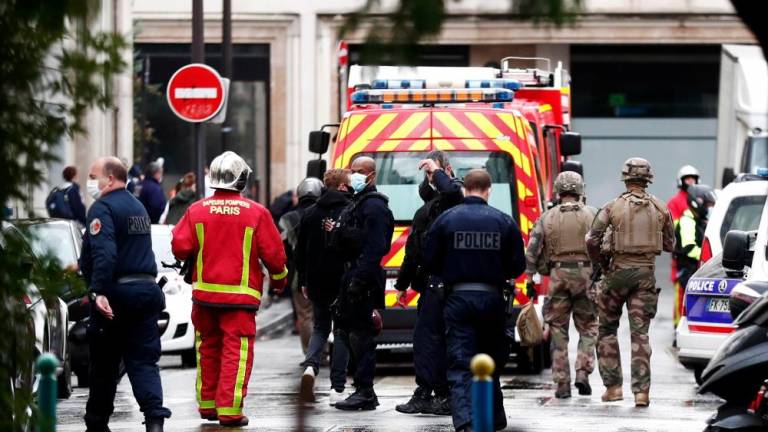 Napad z nožem blizu nekdanjih prostorov tednika Charlie Hebdo