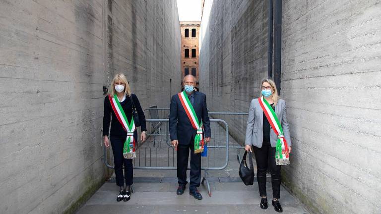 Spoštljiv poklon padlim ob 25. aprilu