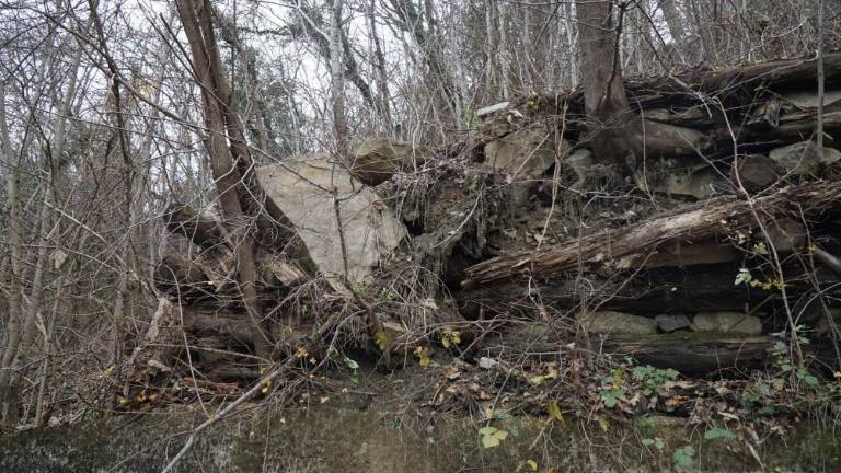 Po sedemnajstih letih spet zaprli cesto zaradi plazu