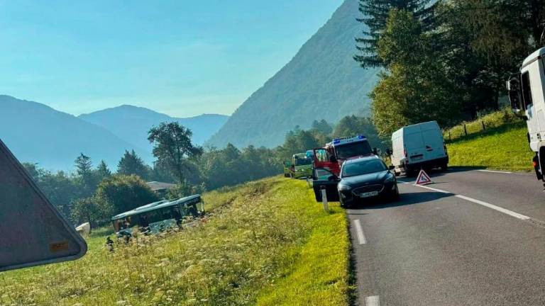 Na cesti med Tolminom in Kobaridom huda nesreča avtobusa