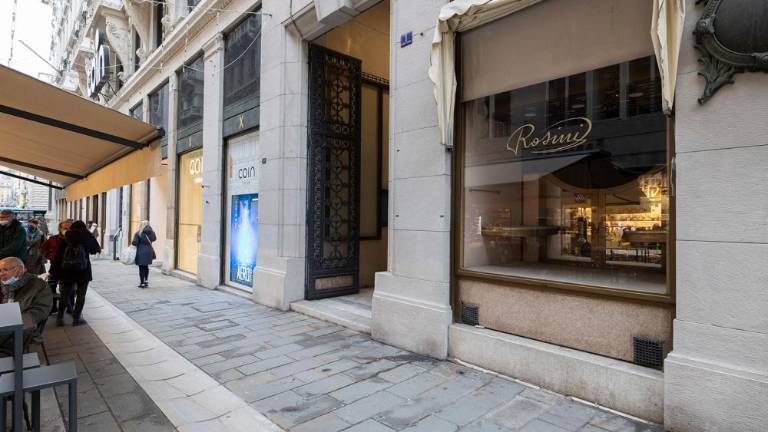 Nespodbuden začetek razprodaj v Trstu