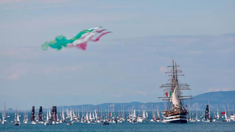 Trst veličastno sprejel ladjo Vespucci