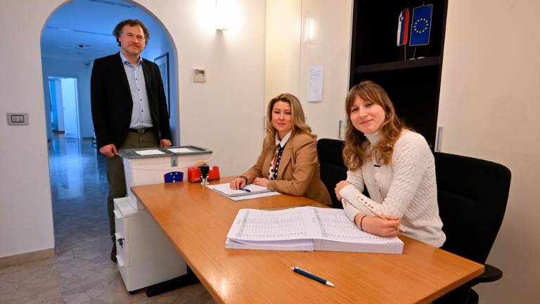 Na slovenskem Generalnem konzulatu v Trstu naval volivcev