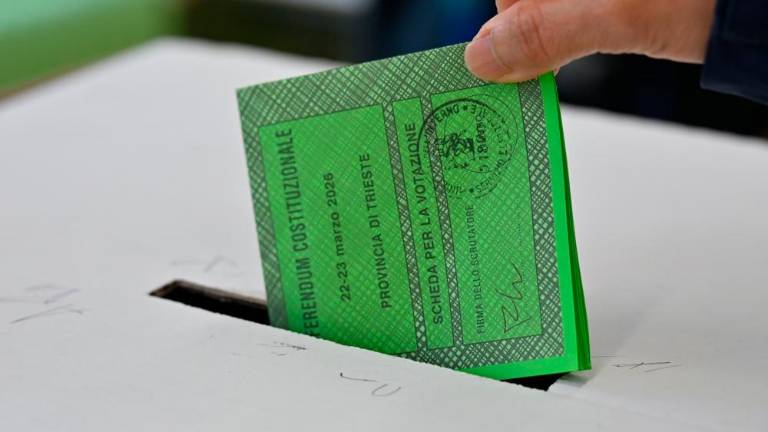 V Italiji danes volišča odprta do 15. ure