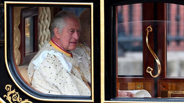 Sprevod s kraljem Karlom III. in Camillo pozdravile množice ljudi