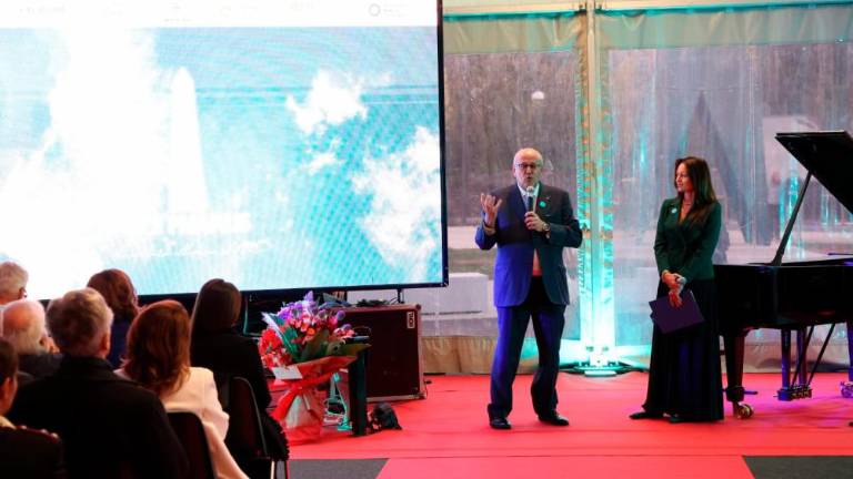 Simbol dialoga, upanja in preseganja meja (foto in video)