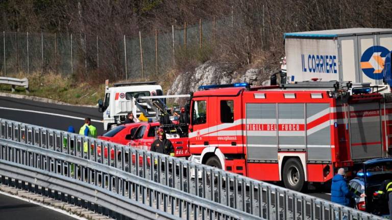 Na avtocestnem priključku avtomobil pristal na strehi