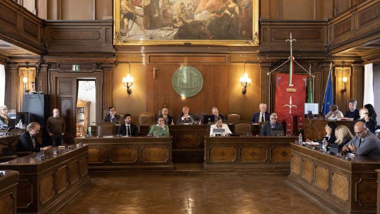 Zaradi iztegnjenih desnic zapustili dvorano