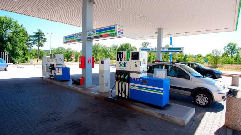Izredni popust na bencin v FJK tudi v juliju, morda do konca leta