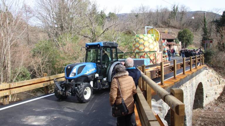 Prenovljeni most v Hudičevi luknji prvi prečkal pustni voz