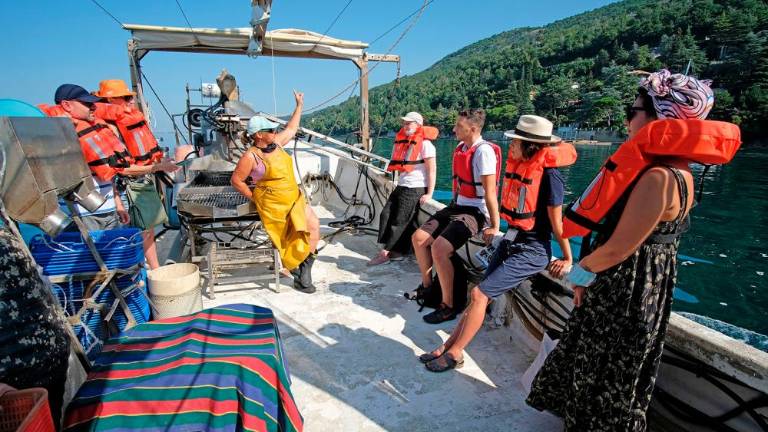 Na morju z gojitelji klapavic