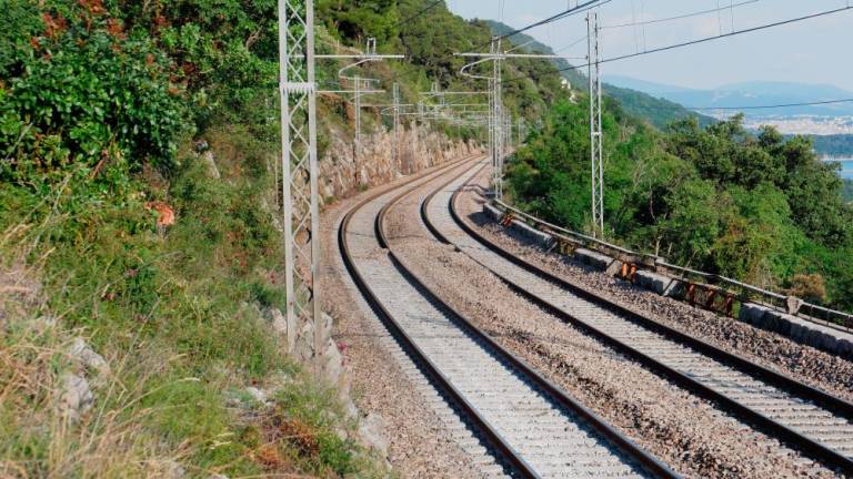 Zamude vlakov zaradi okvare med Nabrežino in Trstom