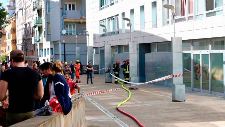 Gorelo stanovanje na Trgu Nicolini, evakuirali celoten blok