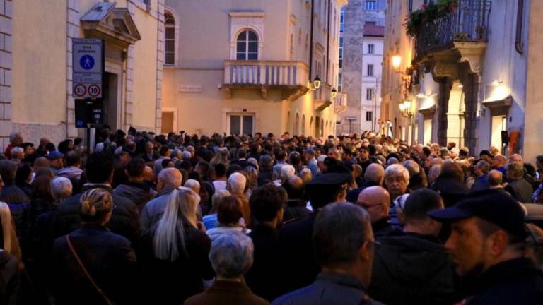 Večtisočglava množica počastila spomin na preminula policista (video)