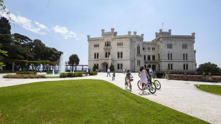 V grajske sobane so se vrnili obiskovalci