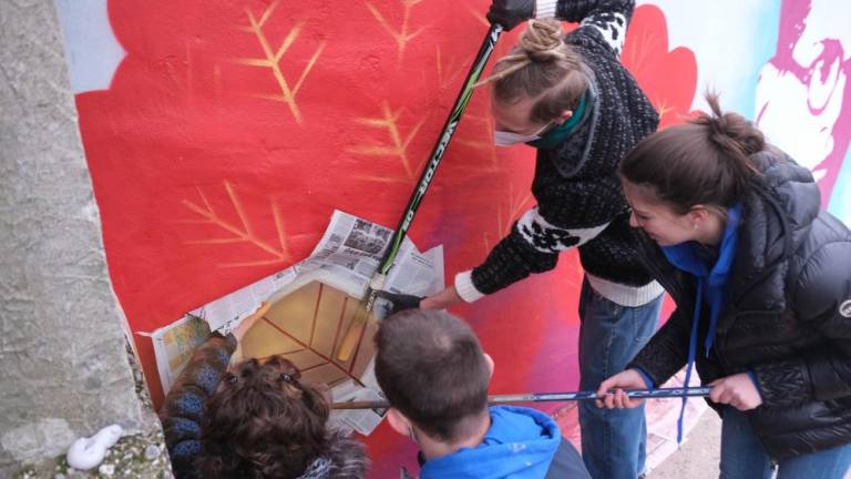 Na dvorišče Prosvetnega doma prihaja mural za Tomažiča