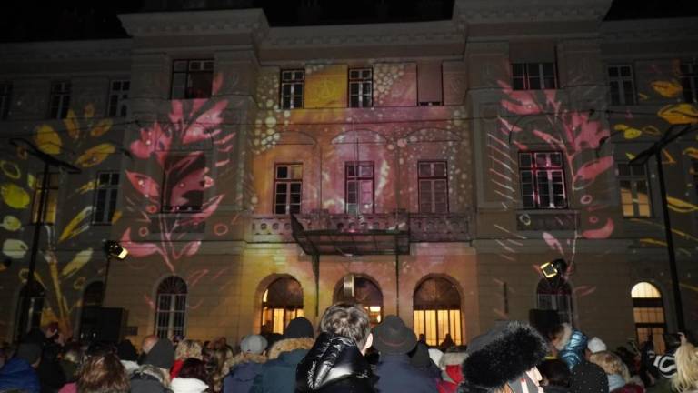 Čezmejni trg praznično osvetljen