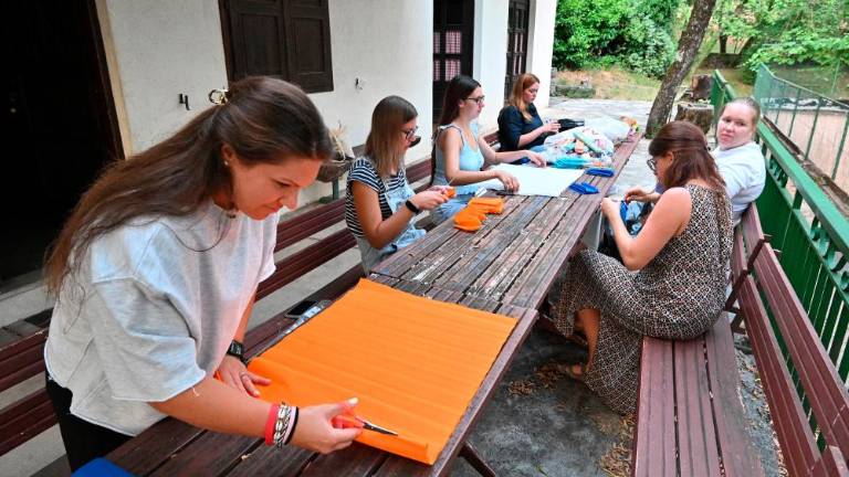 Repenska dekleta ustvarjajo 1600 krep cvetic