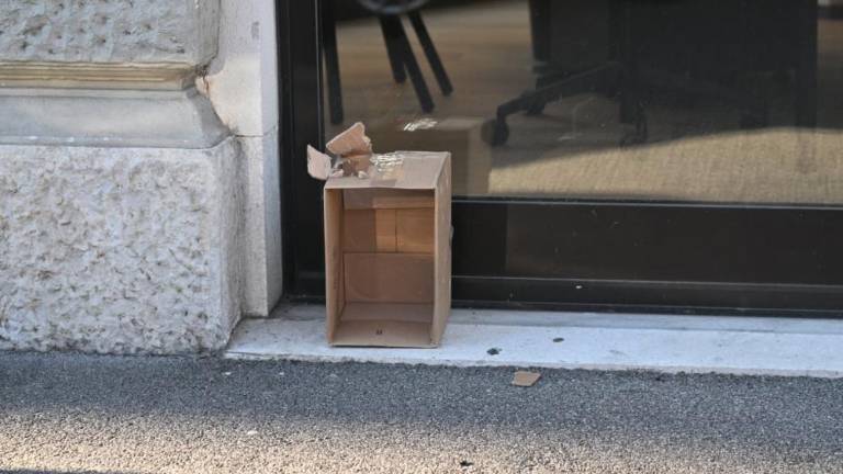 V Ulici Carducci prazen paket povzročil preplah