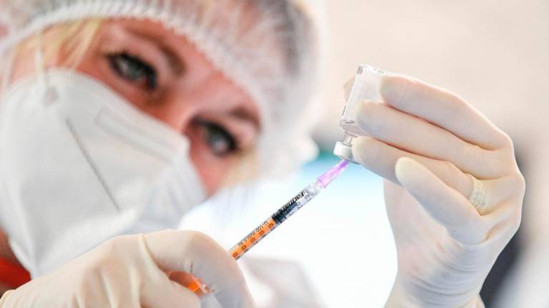 V Sloveniji 12 zapletov po Pfizerjevem cepivu, 10 po AstraZeneci