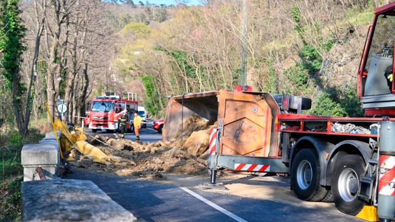 Tovornjak na boku, ob 19.20 Nova cesta za Opčine še zaprta