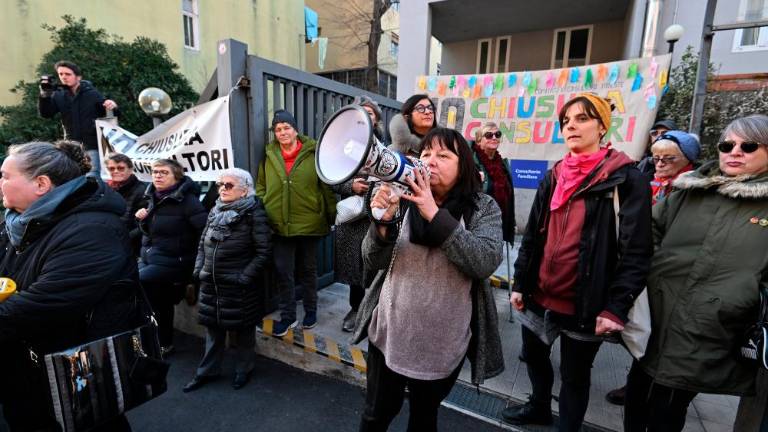 Množično proti zaprtju družinskih posvetovalnic (video)