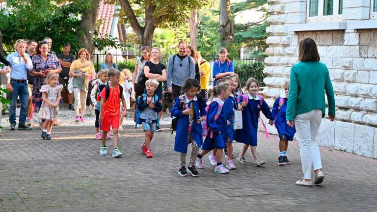 Šolski prag prestopili osnovnošolci in srednješolci (FOTO)