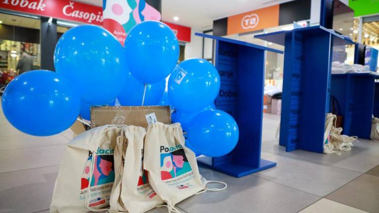 Dvojezičnost spodbujajo s »poljubi«