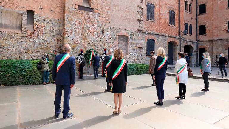 Spoštljiv poklon padlim ob 25. aprilu