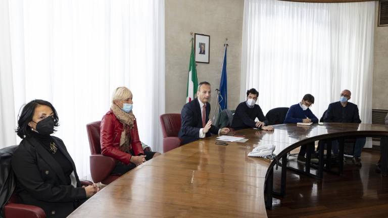 Levosredinska opozicija zahteva seje v živo