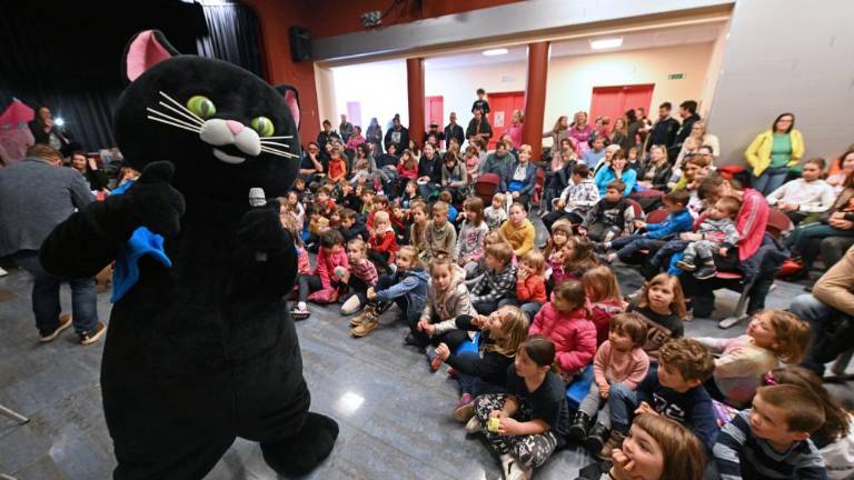 Maček Muri obiskal množico malih bralcev