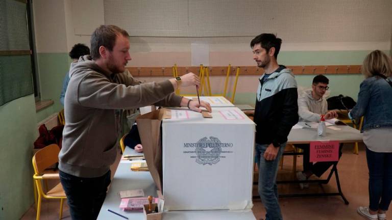 Volilna udeležba v FJK ob 12. uri 21,68-odstotna