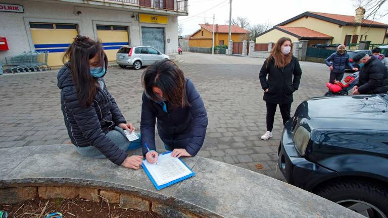 Zbiranje podpisov proti fašistični propagandi s polno paro