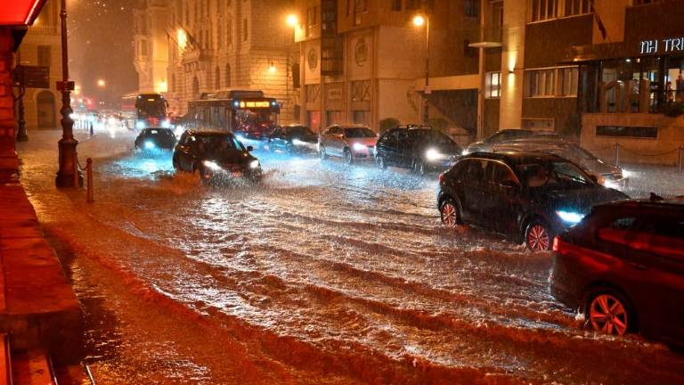 V Trstu izrazit naliv povzročal težave (VIDEO)