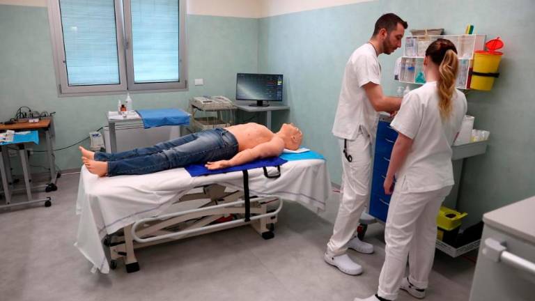 Simulator bo ostal v bolnišnici zaradi okužbe sečil (VIDEO)