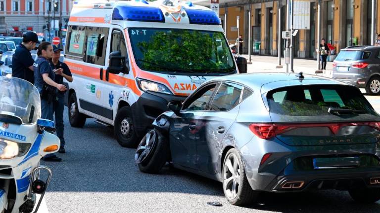 Pred železniško postajo trčil v semafor