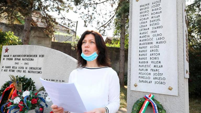 Spoštljiv poklon padlim ob 25. aprilu