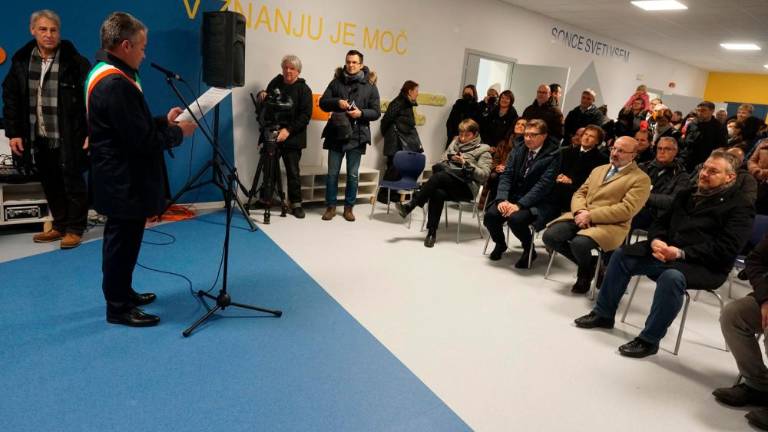 V Sovodnjah množično in prisrčno ob odprtju nove šole