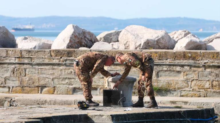 Topovske izstrelke odpeljali iz barkovljanskega portiča (foto)
