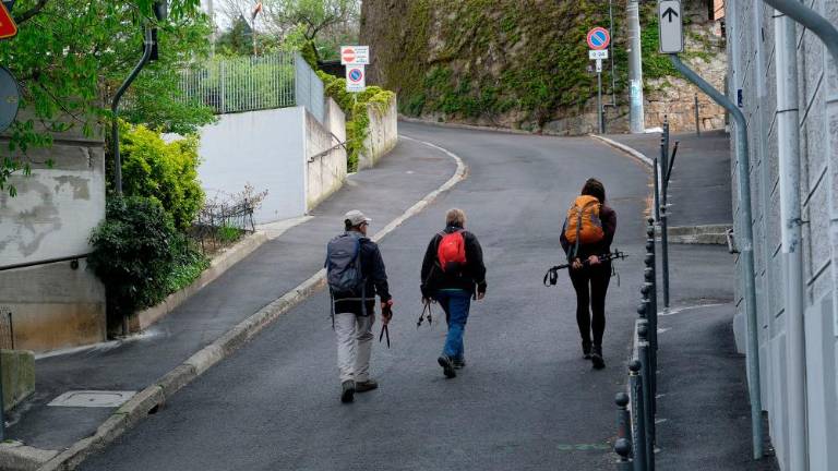 Sonce privabilo na ulice kolesarje in tekače