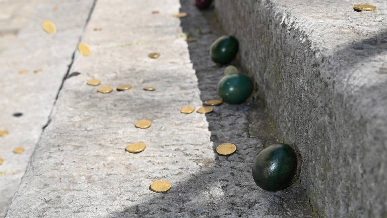 »Tučenje« velikončnih jajc vse bolj priljubljena prireditev