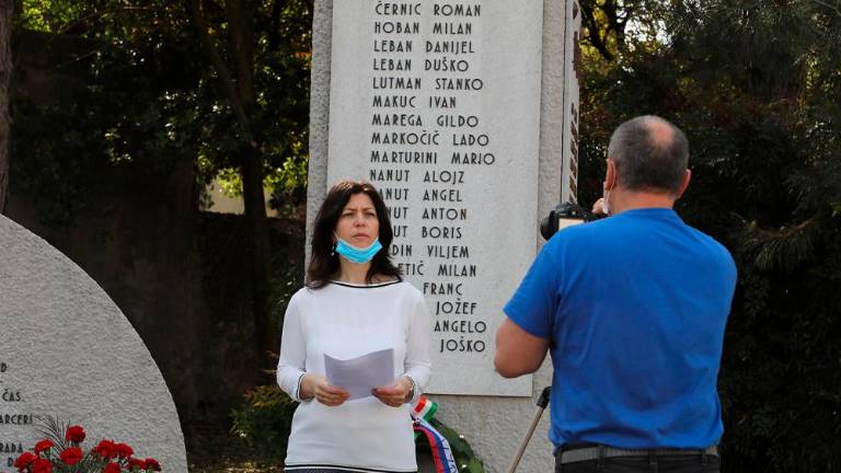 Spoštljiv poklon padlim ob 25. aprilu
