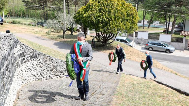 Spoštljiv poklon padlim ob 25. aprilu