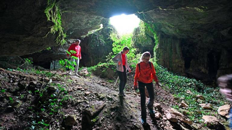Uspel pohod po kraških pečinah in spomenikih