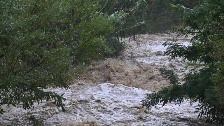 Voda zalila ceste v Bregu