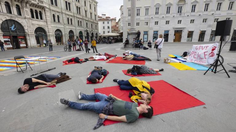 Na Velikem trgu za mir in solidarnost z žrtvami