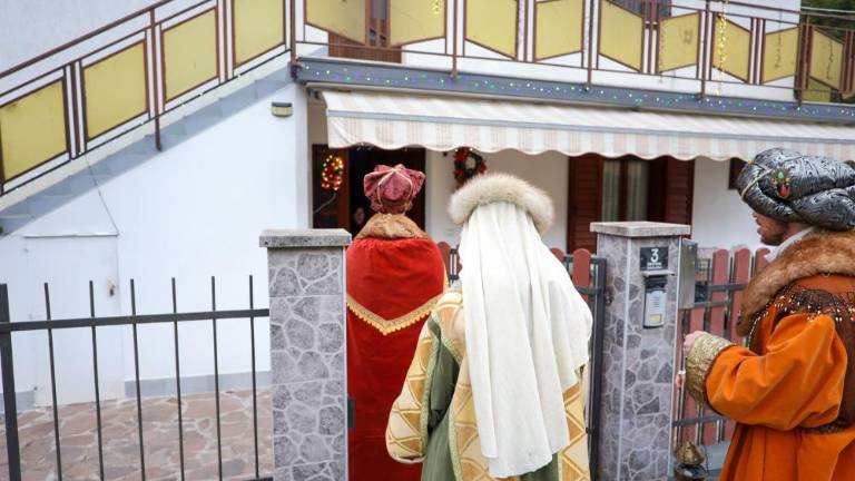 Koledniška pesem odmevala med snežinkami