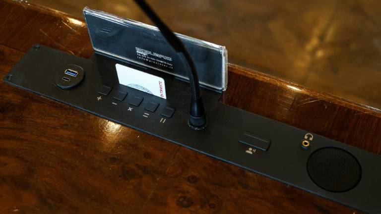 Dvorano mestnega sveta so tehnološko posodobili